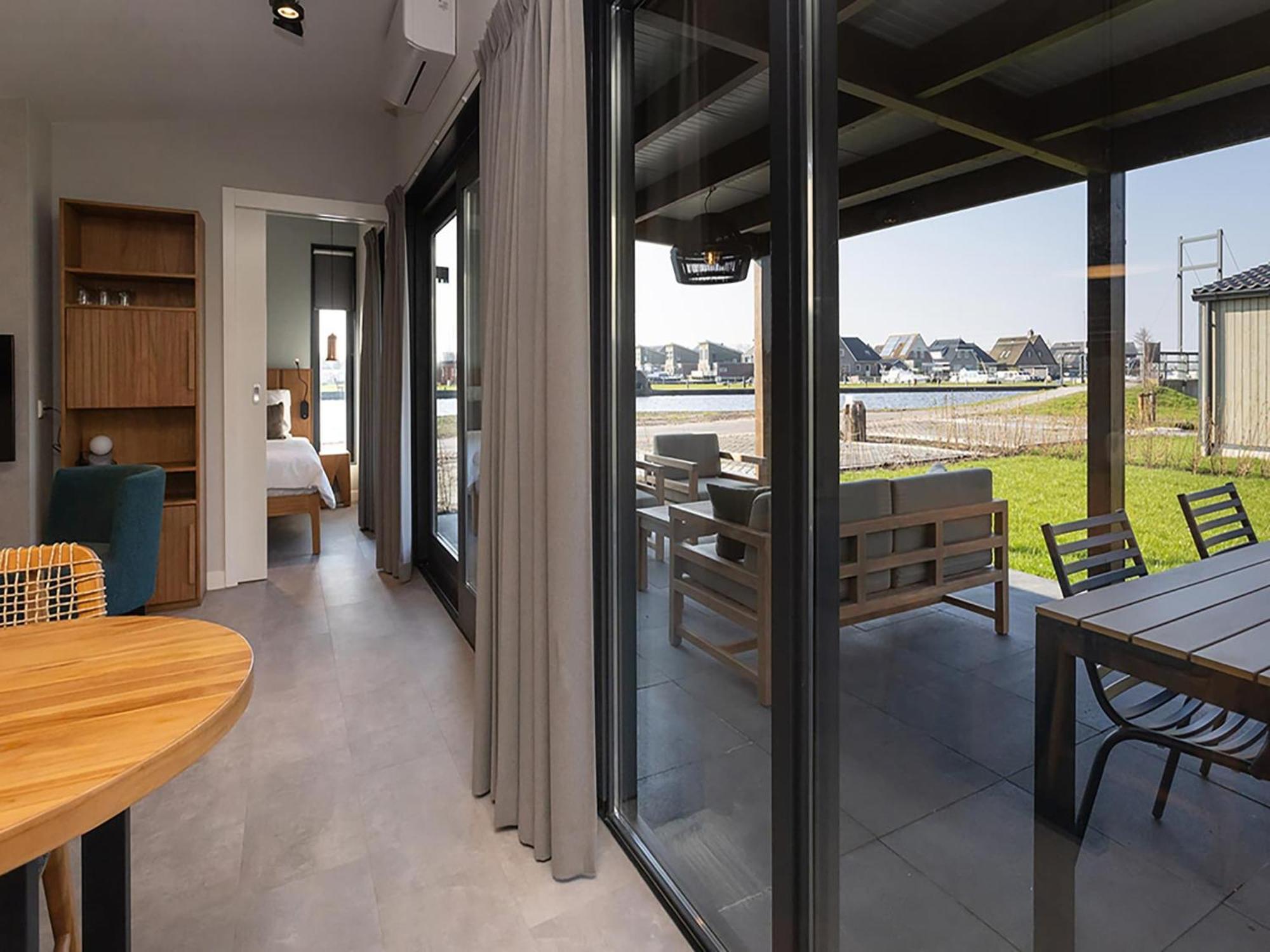Luxury Docklodge On The Water Delfstrahuizen Exteriör bild