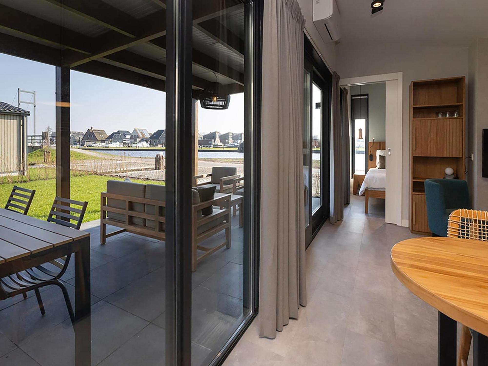 Luxury Docklodge On The Water Delfstrahuizen Exteriör bild